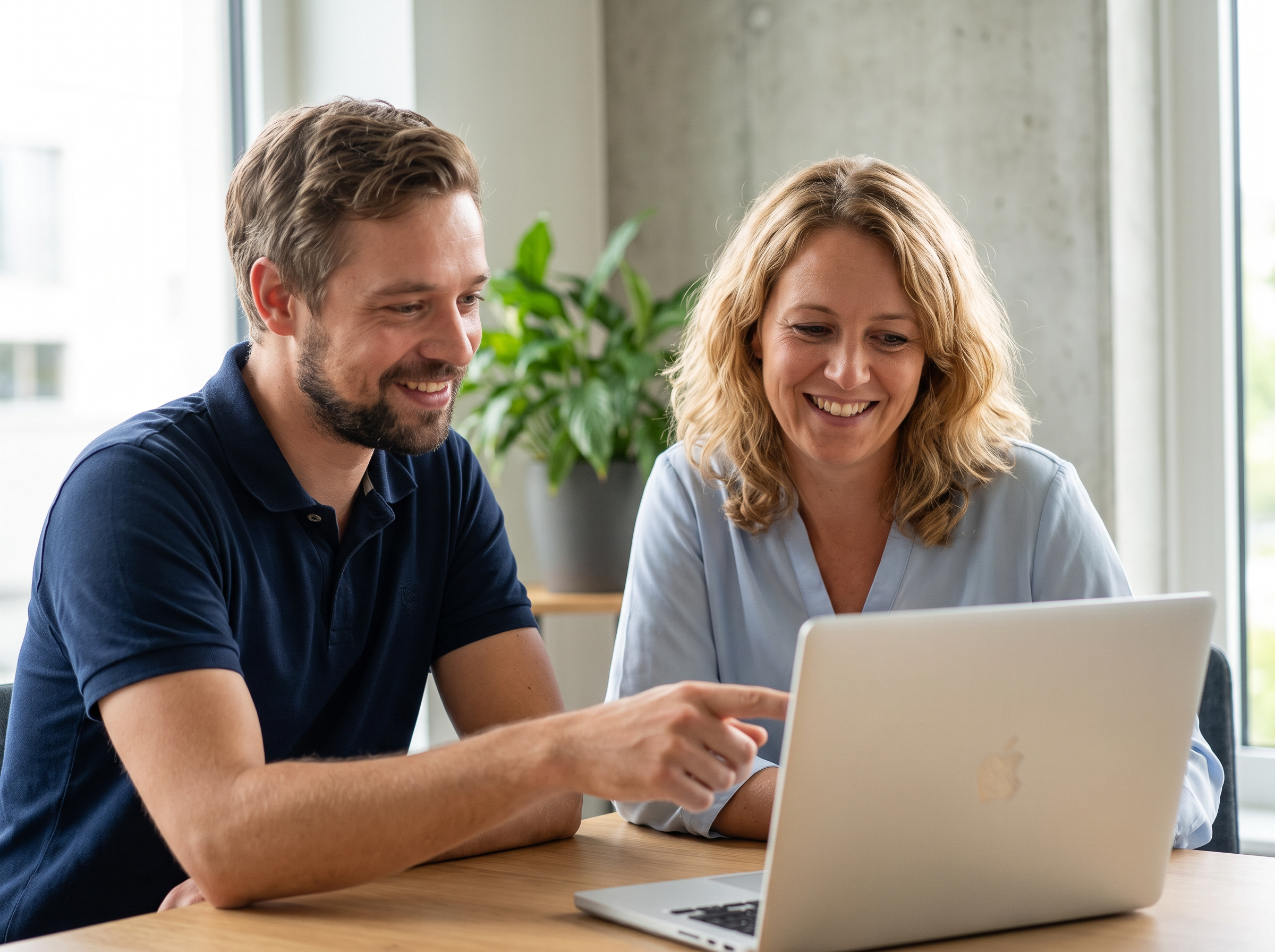 Leonie en Dennis van Heezemans HR kijken samen op een laptop
